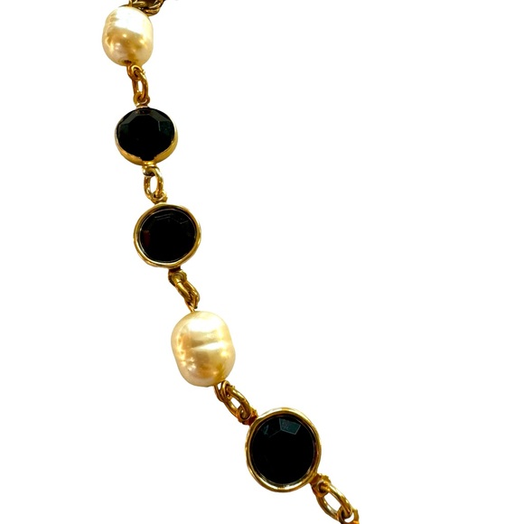 Vintage costume necklace w/pearls and black glass beads w/gold tone accents. EUC - Picture 3 of 4